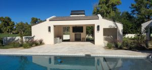 Modern outdoor IT service office with a poolside view, featuring a spacious pavilion, greenery, and a clear blue sky, reflecting Minding Your Media’s innovative approach to business solutions.